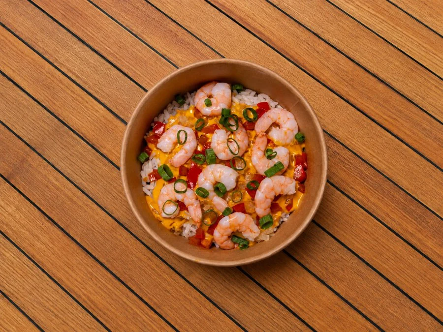Riz aux crevettes, sauce crustacés et poivrons, en bol à emporter