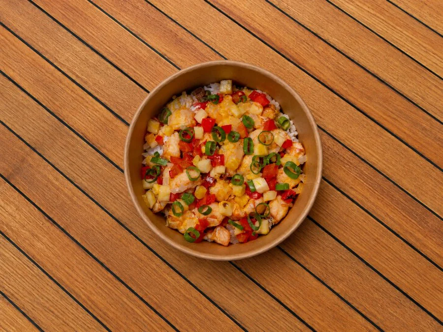 Poisson sauce aigre-douce, ananas et poivrons sur riz, en bol à emporter