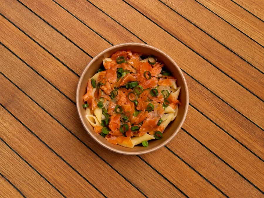 Penne au saumon fumé et pesto, en bol à emporter