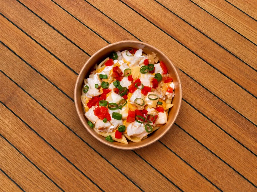 Penne au poisson blanc, sauce crustacés et poivrons, en bol à emporter