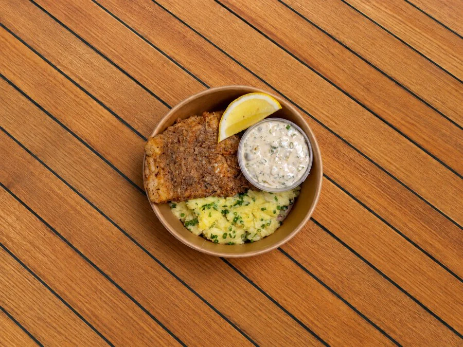 Filet de poisson pané, écrasé de pommes de terre et sauce tartare, en bol à emporter