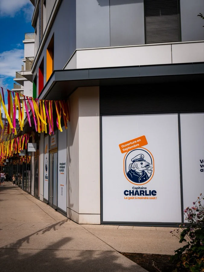 Devanture de la boutique Capitaine Charlie avant son ouverture, vitrine « Ouverture en septembre »