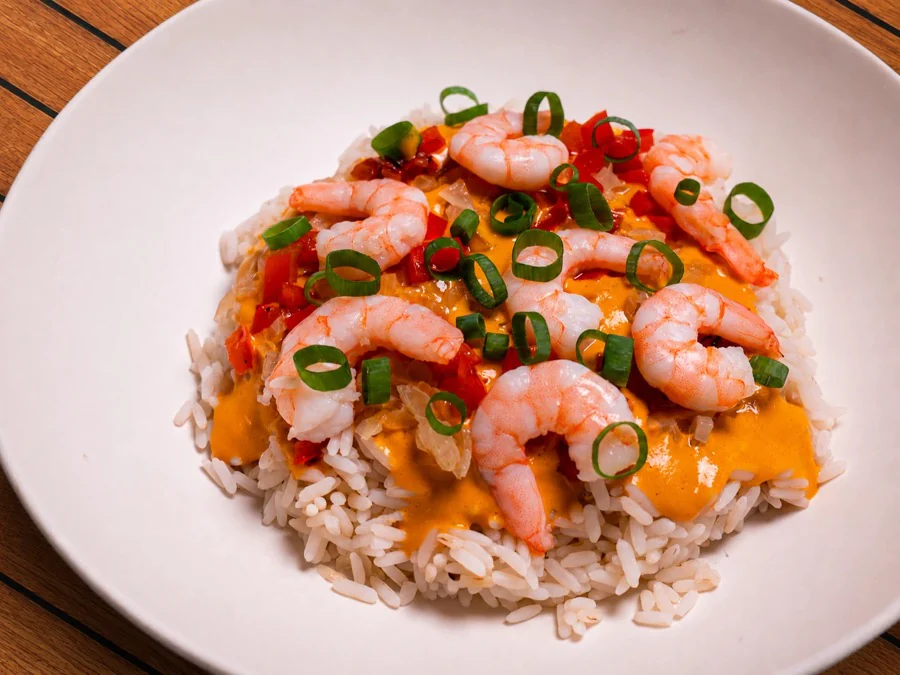 Riz aux crevettes, sauce crustacés, poivrons et oignons nouveaux