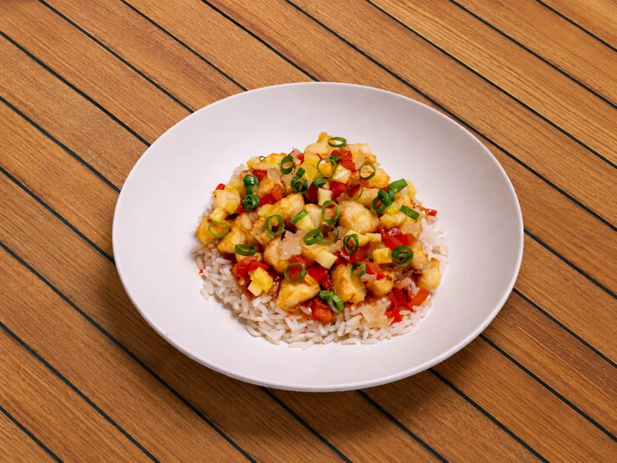 Poisson sauce aigre-douce, ananas et poivrons sur riz blanc