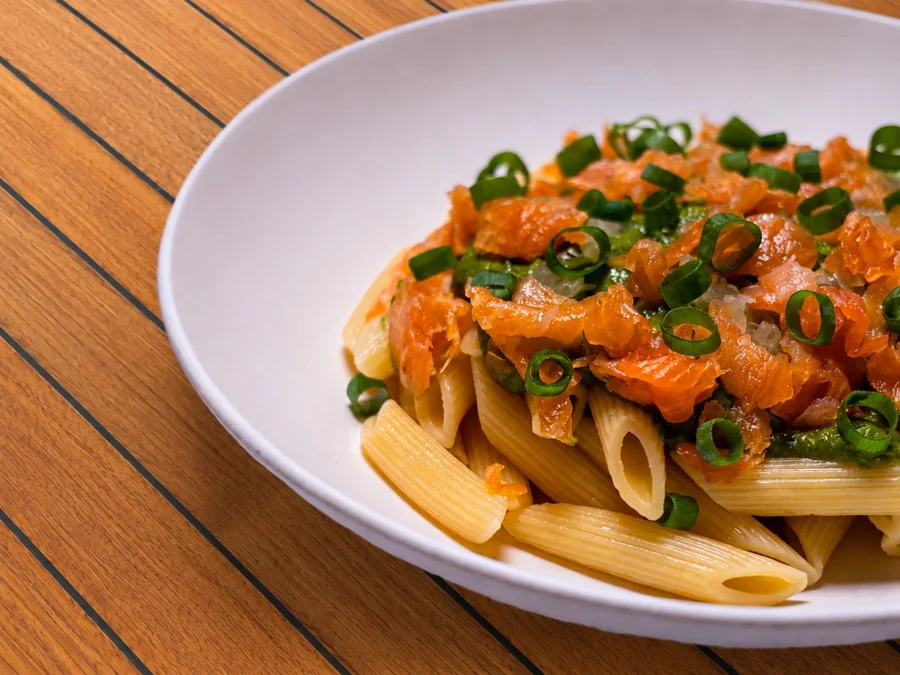 Penne au saumon fumé, pesto et oignons nouveaux