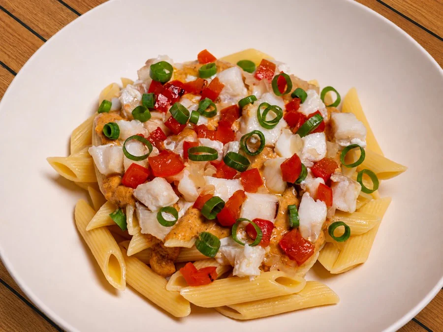 Penne au poisson blanc, sauce crustacés et poivrons rôtis