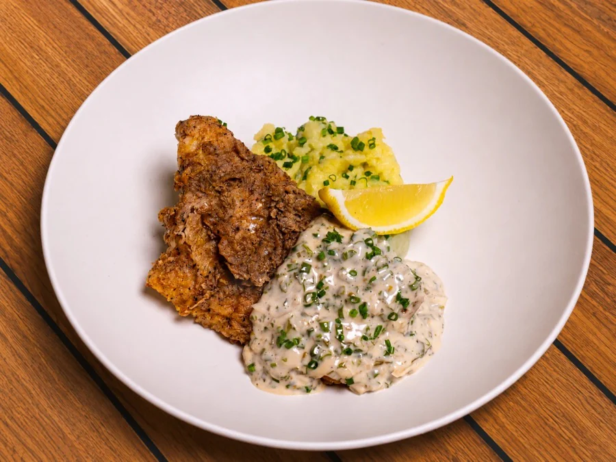 Filet de poisson pané, écrasé de pommes de terre, sauce tartare et citron