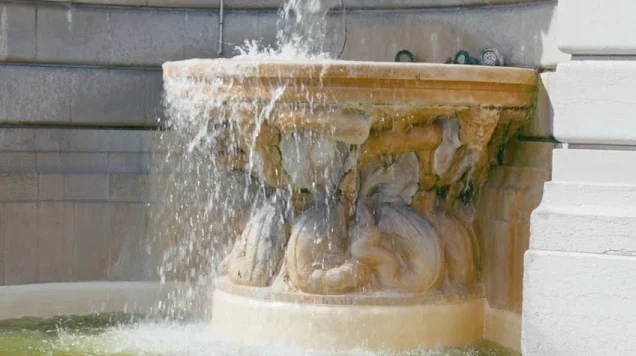 Fontaine sculptée à Montmartre