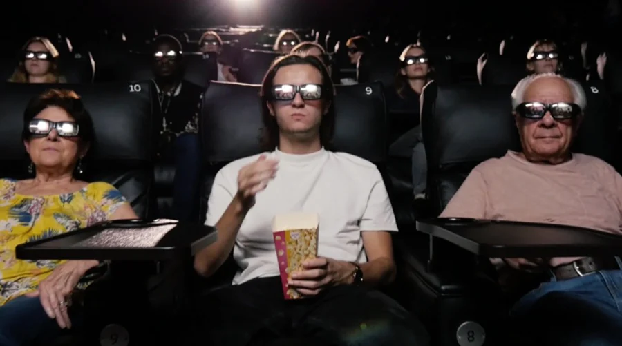Spectateurs en lunettes 3D dans une salle de cinéma