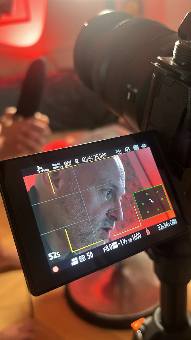 Écran de la caméra cadrant le profil de Damien Thevenet en gros plan