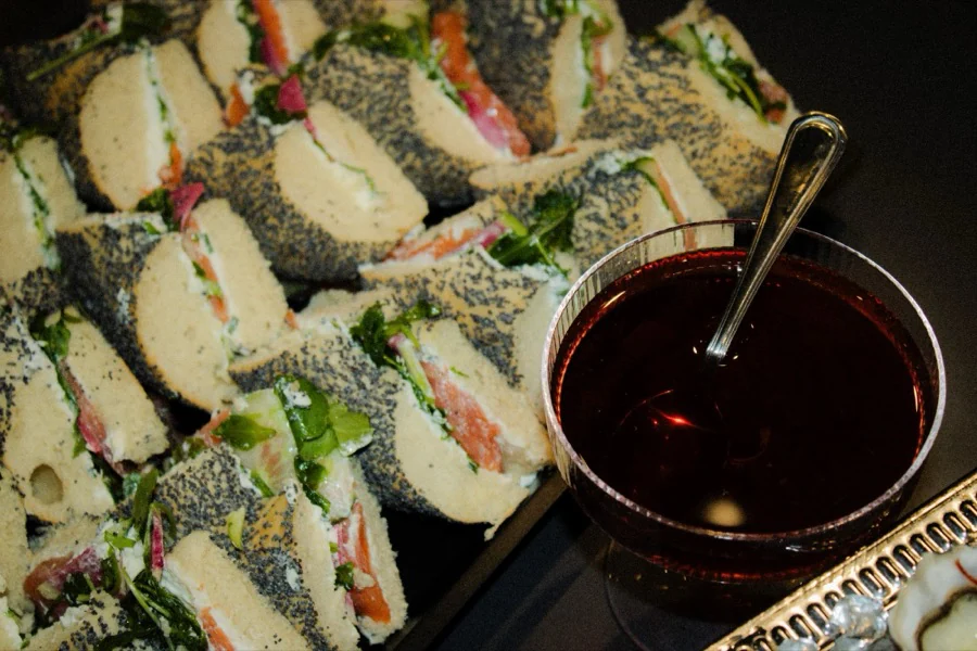 Bagels au saumon et verre de cocktail rouge sur le buffet