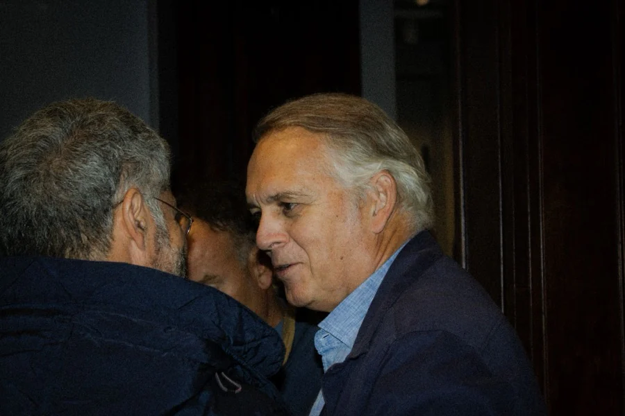 Deux invités en pleine conversation