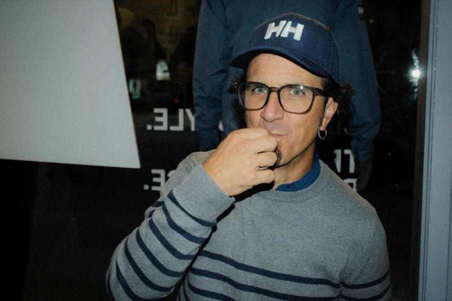 Un invité coiffé d’une casquette Helly Hansen