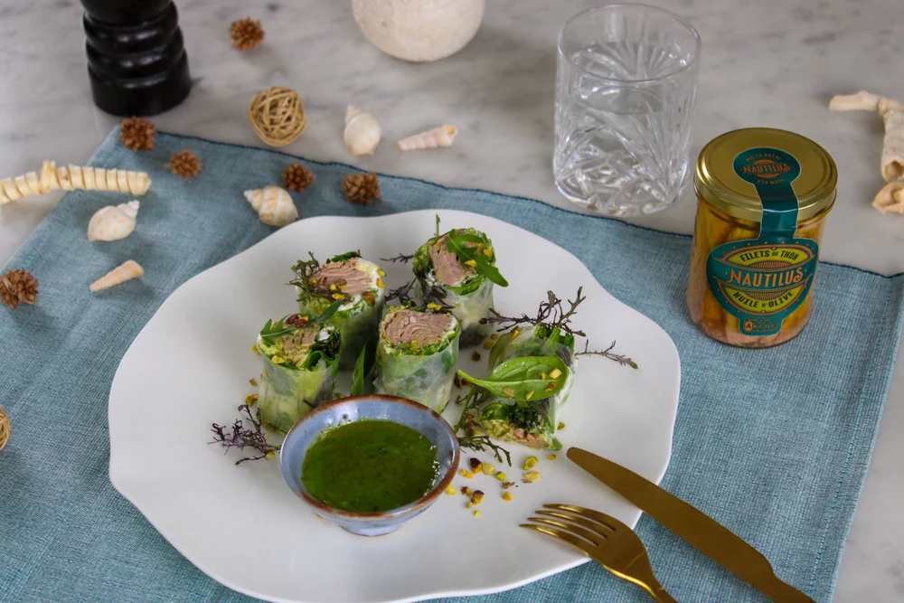 Rouleaux de printemps au thon, sauce verte et bocal de filets de thon Nautilus