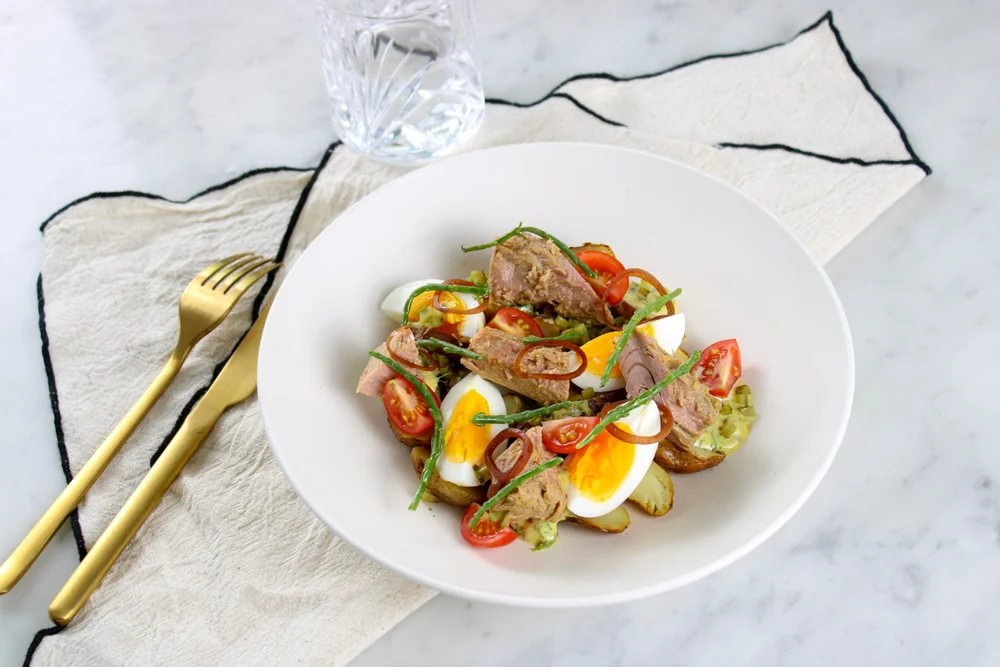 Salade de thon, œufs, tomates cerises, pommes de terre et salicorne