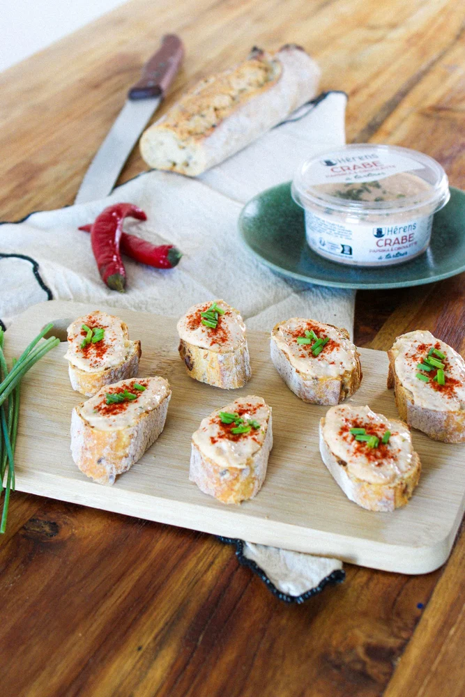 Toasts de rillettes de crabe au paprika et à la ciboulette