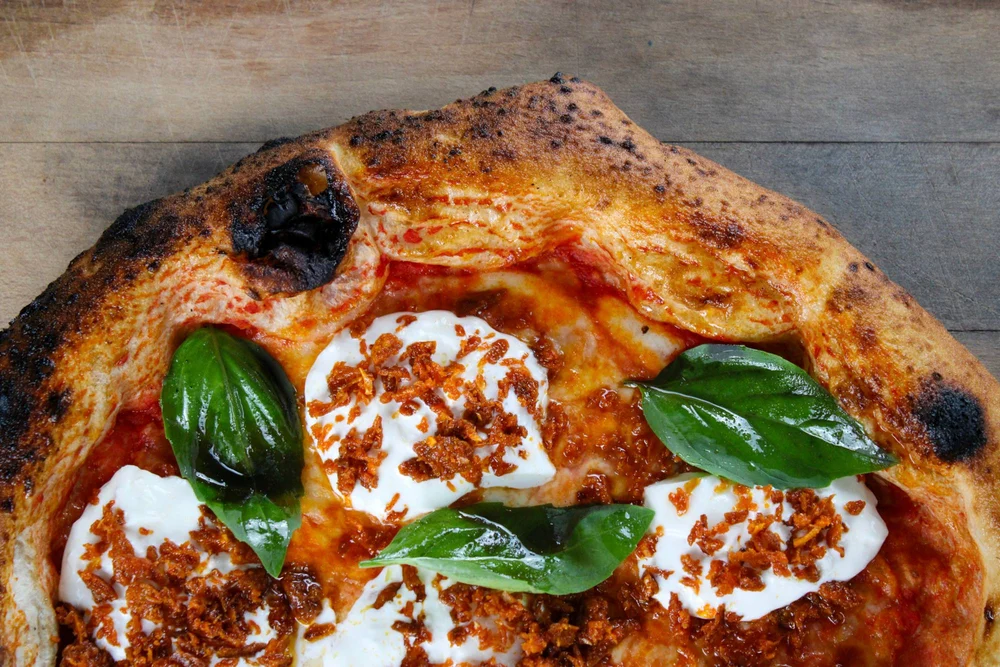 Pizza à la burrata, basilic et éclats croustillants