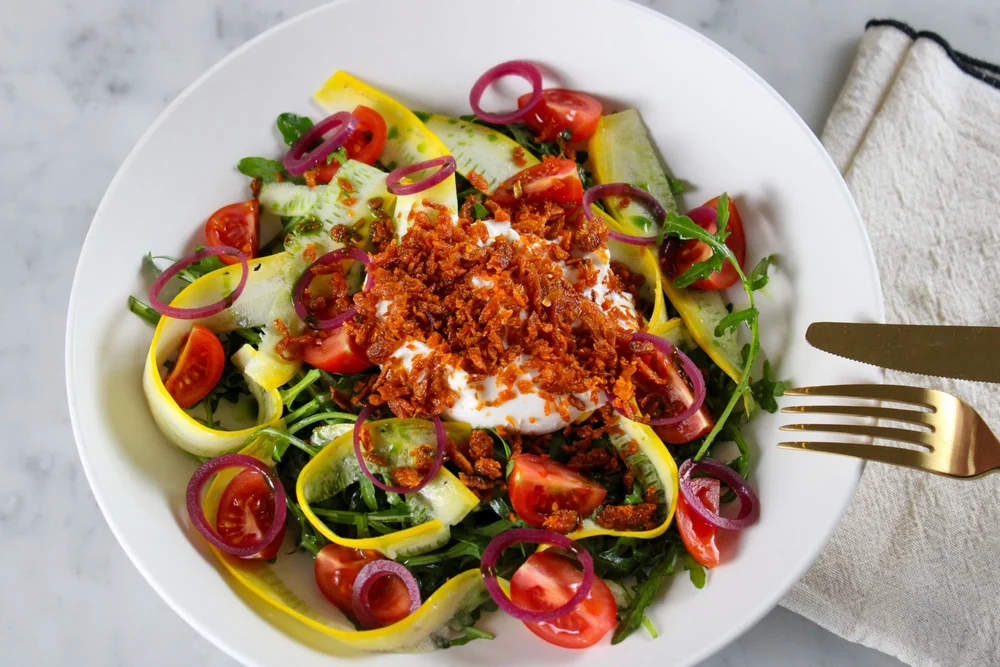Salade de rubans de courgette, burrata, oignons pickles et éclats croustillants