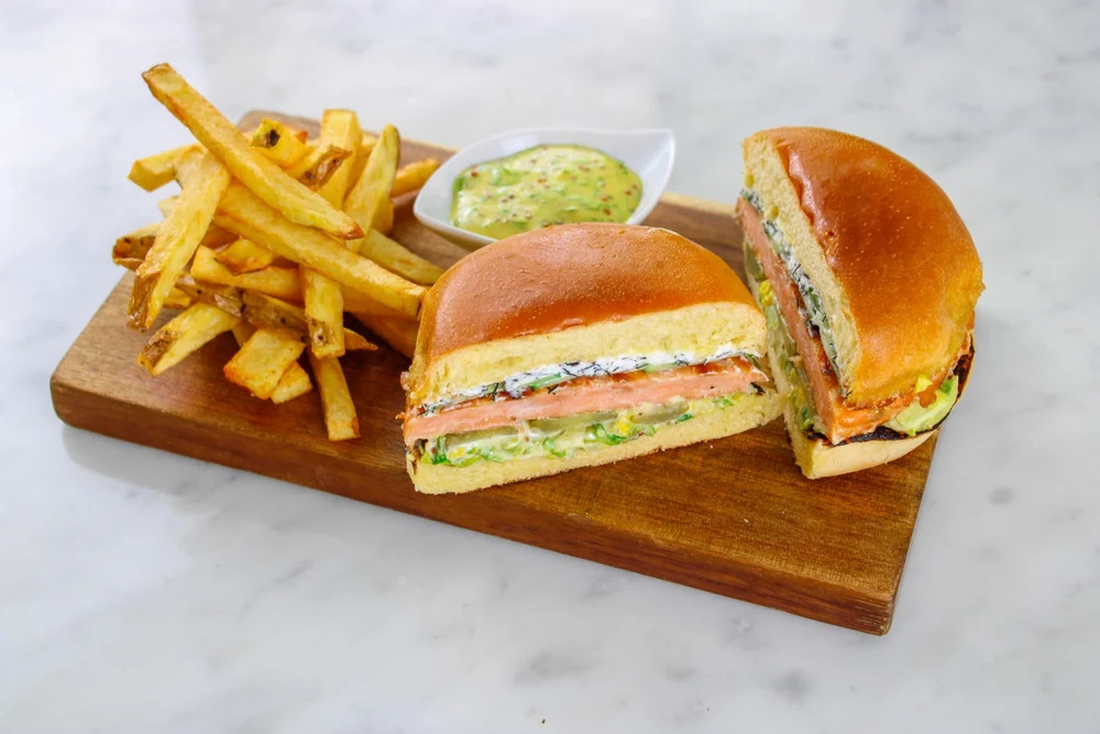 Burger au saumon, sauce moutarde et frites maison