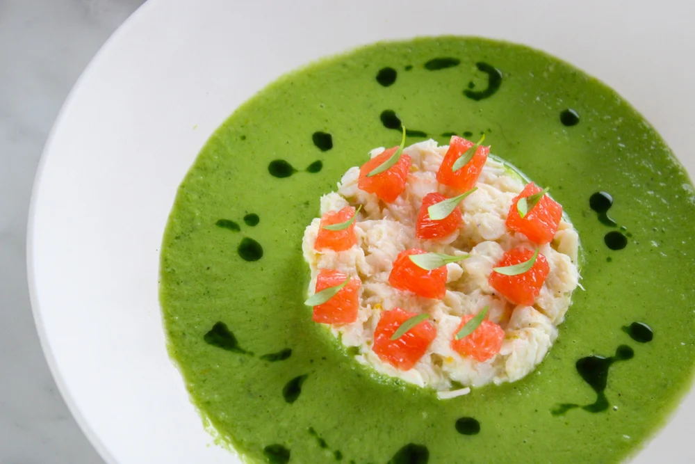 Velouté vert et crabe au pamplemousse, vu de dessus