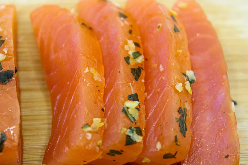 Tranches de saumon mariné aux herbes, en gros plan