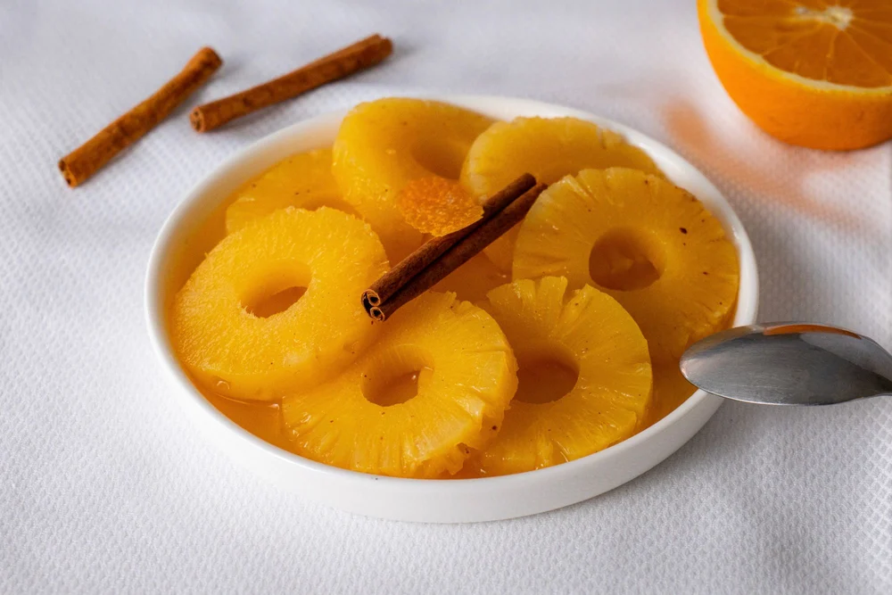 Ananas au sirop, cannelle et orange