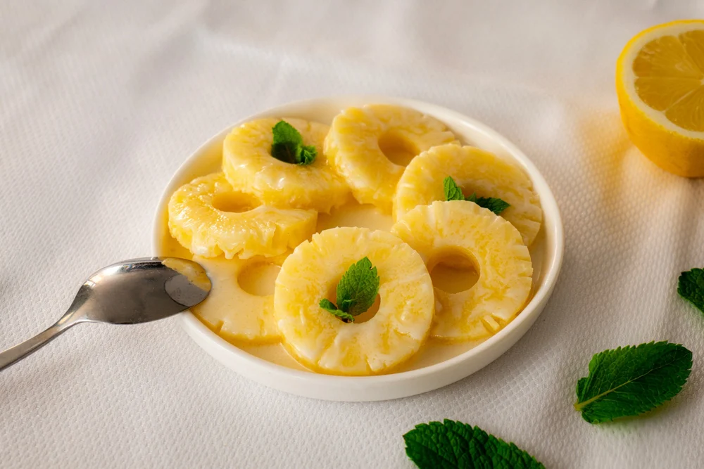 Ananas, crème et feuilles de menthe, citron