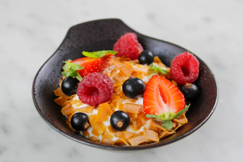 Fromage blanc, fruits rouges et copeaux de coco grillés