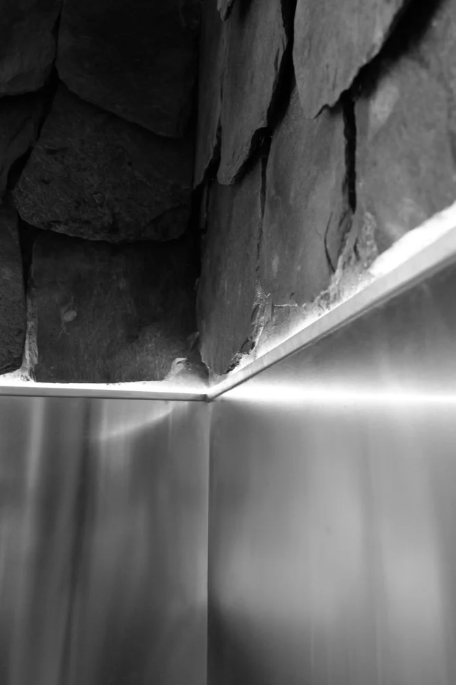 Bandeau lumineux entre la pierre et l’inox