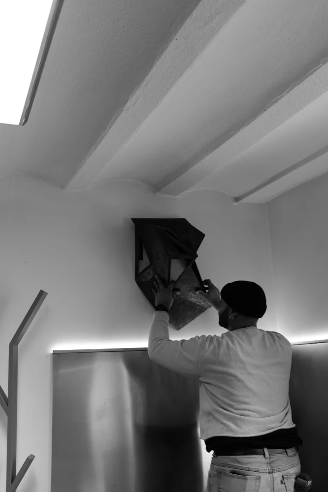 Pose d’une applique en métal plié