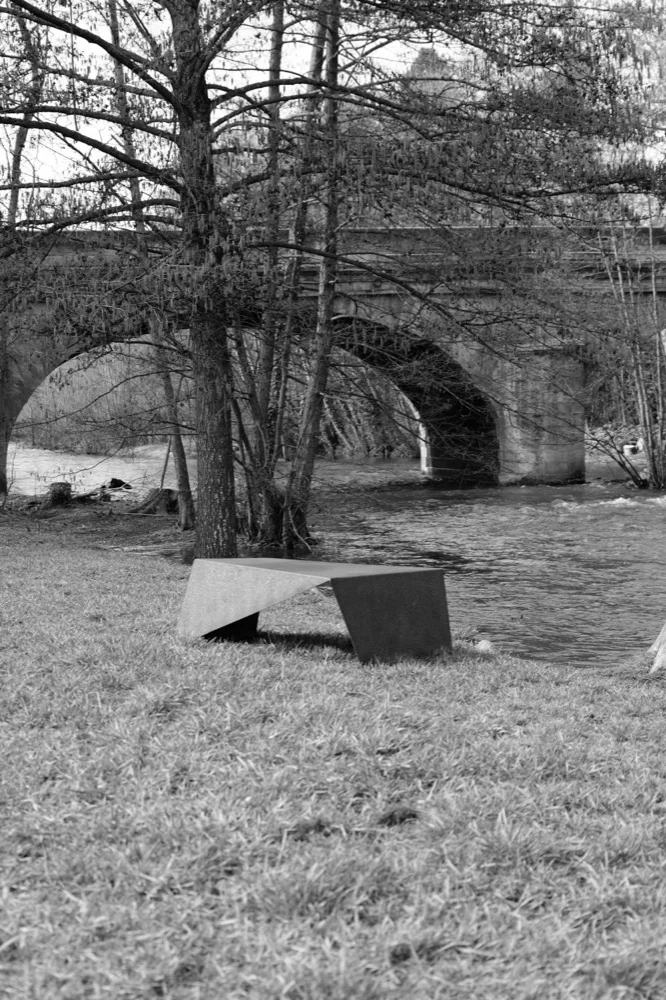 Banc en métal au bord de la rivière