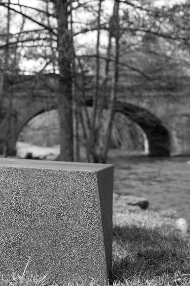 Détail de la texture du banc, le pont en arrière-plan
