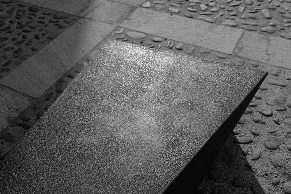 Plateau texturé du banc sur les pavés
