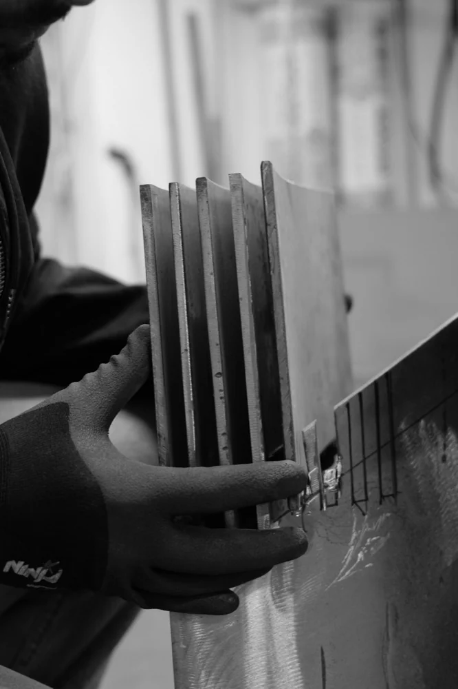 Assemblage de lames de métal, main gantée