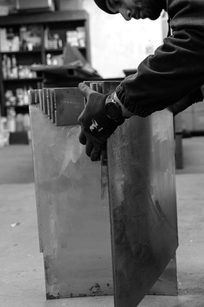 Mise en place d’une pièce en métal dans l’atelier